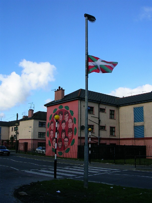 ikurriña y mural de Víctimas(Bloddy Sunday) ,Bogside